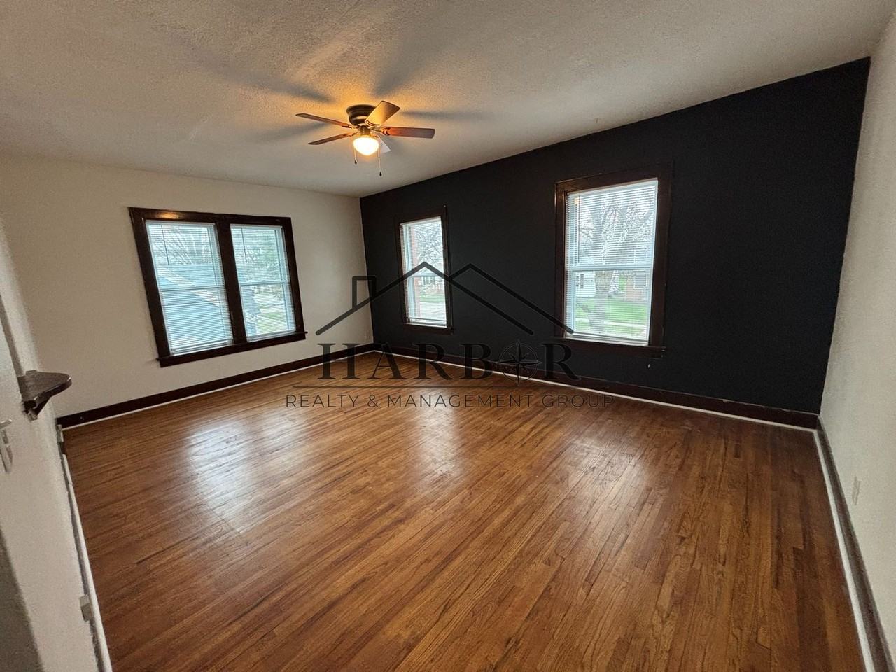 1215 Saint John Ave - Photo 2 of 8