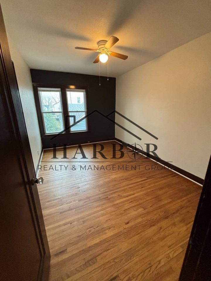 1215 Saint John Ave - Photo 3 of 8