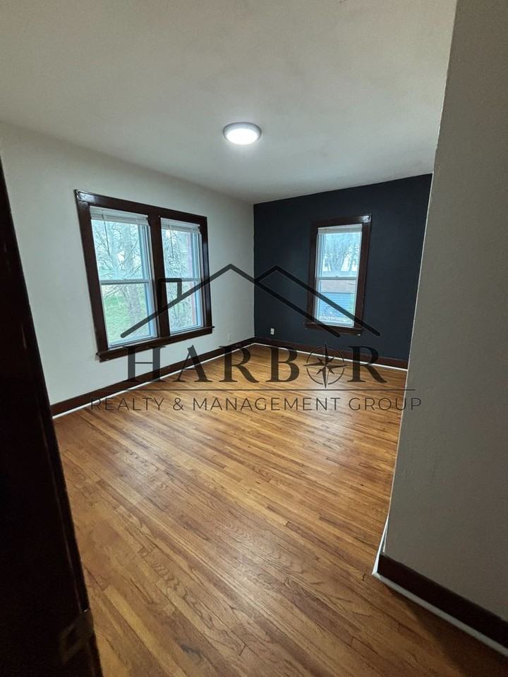 1215 Saint John Ave - Photo 4 of 8