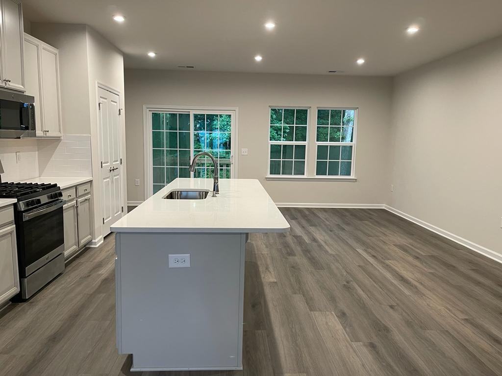 1038 Romeria Dr - Photo 4 of 31