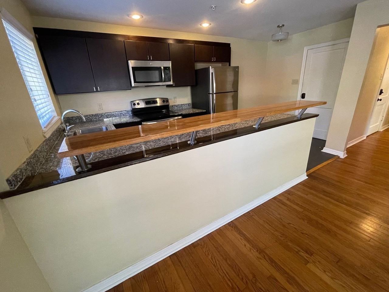 Broadway Manor - Photo 4 of 20