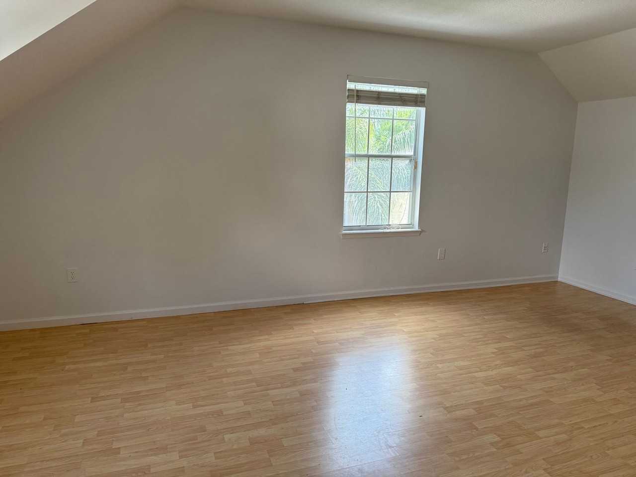 221 Eastpark Dr - Photo 6 of 8