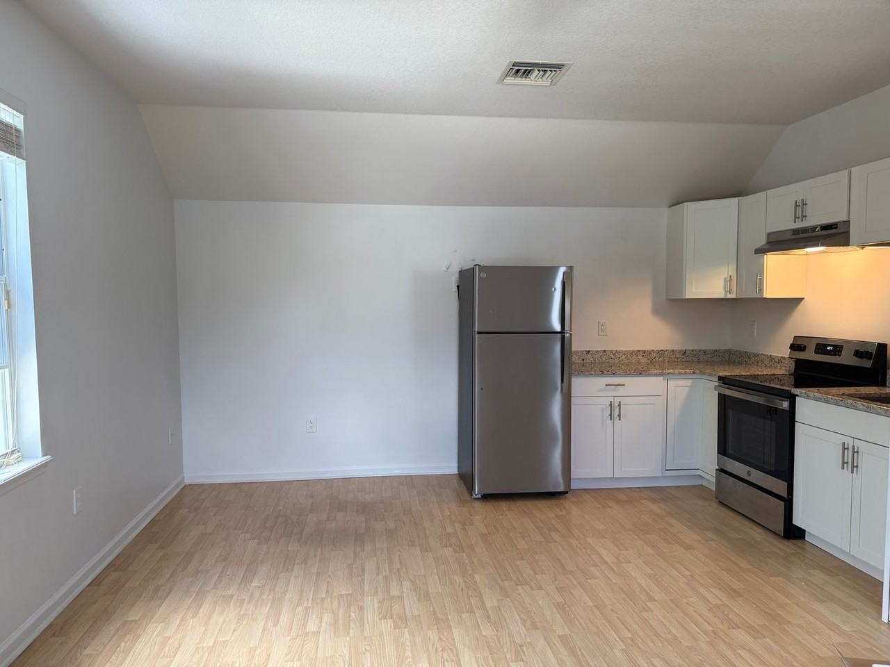 221 Eastpark Dr - Photo 7 of 8