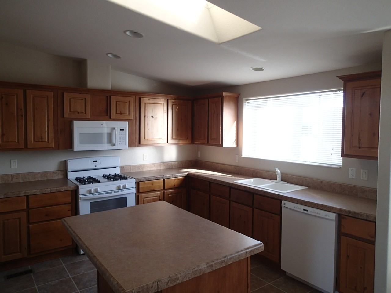 337 W Oak St - Photo 2 of 21