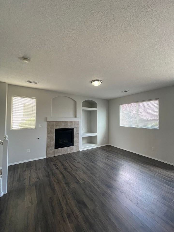 1813 Cortina Loop Se - Photo 3 of 23