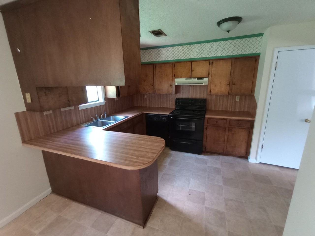 10811 Tiara Dr - Photo 3 of 9