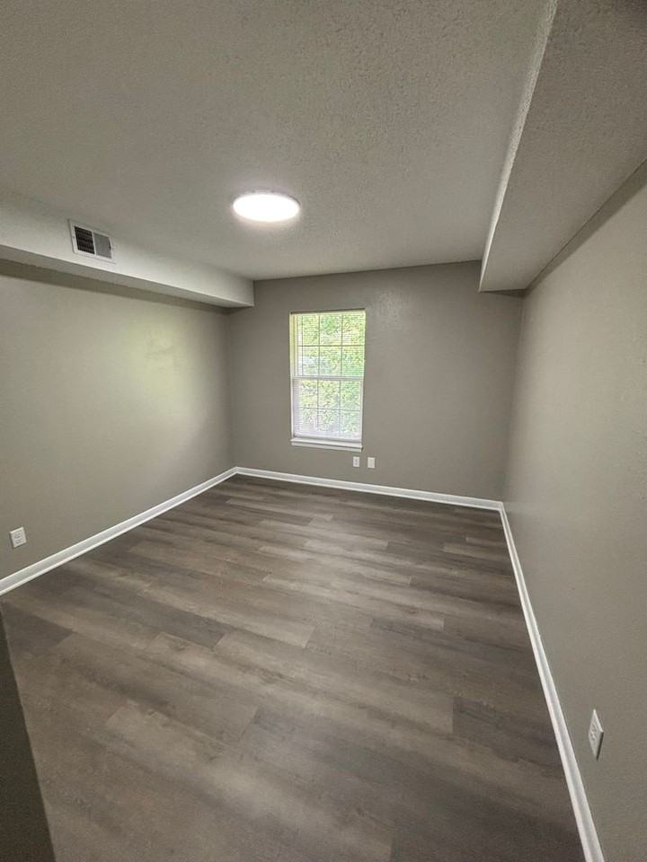 1031 S Brookside Ave - Photo 4 of 8