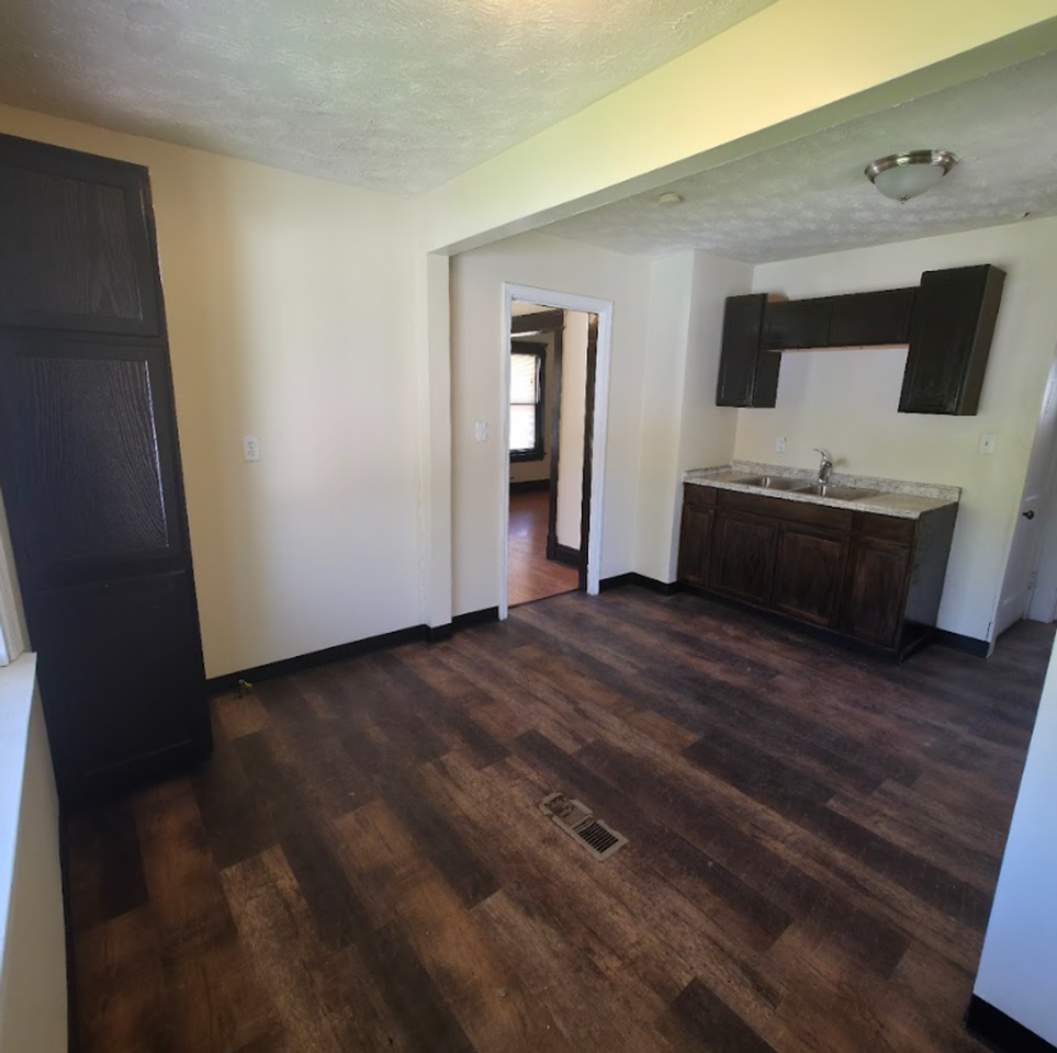 14409 Elm St - Photo 7 of 16