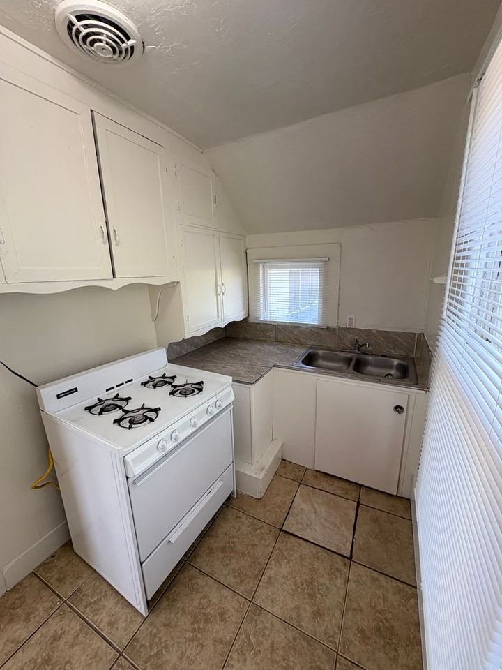 467 1/2 N Alta Ave - Photo 6 of 17