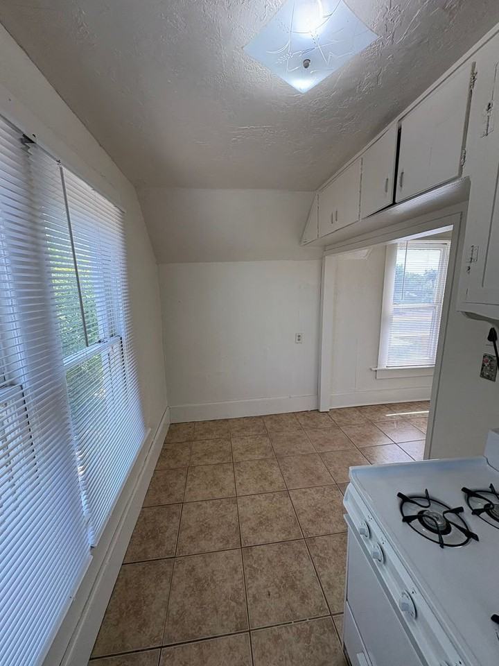 467 1/2 N Alta Ave - Photo 7 of 17