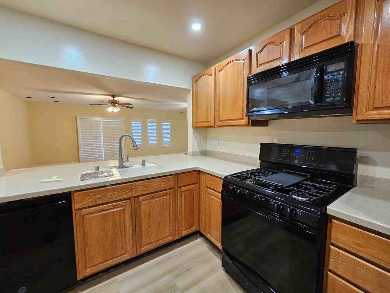 4423 Bell Ave - Photo 3 of 39