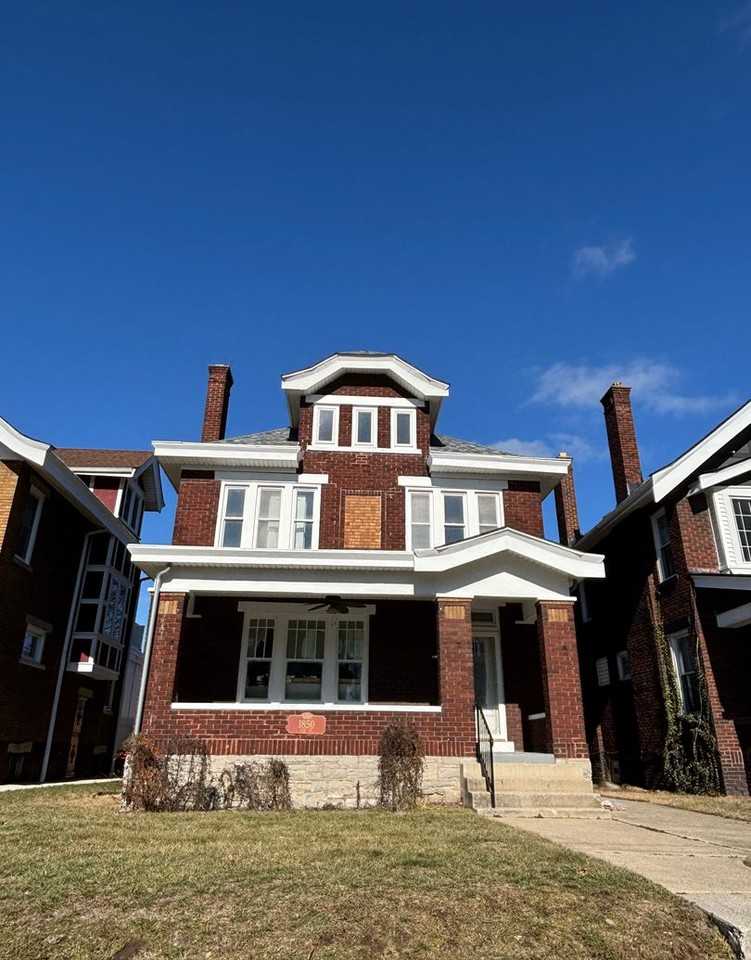 1850 Oak St - Photo 2 of 26