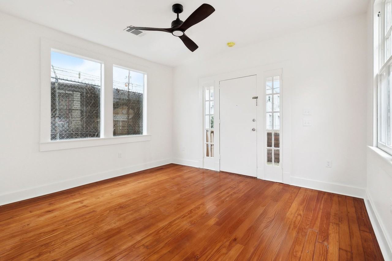 2226 Burgundy St - Photo 2 of 9