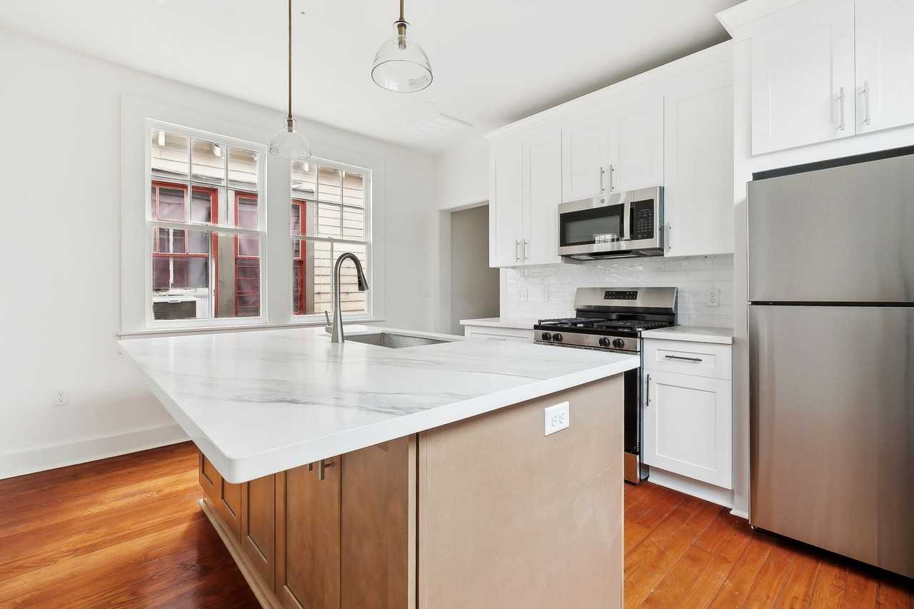 2226 Burgundy St - Photo 3 of 9