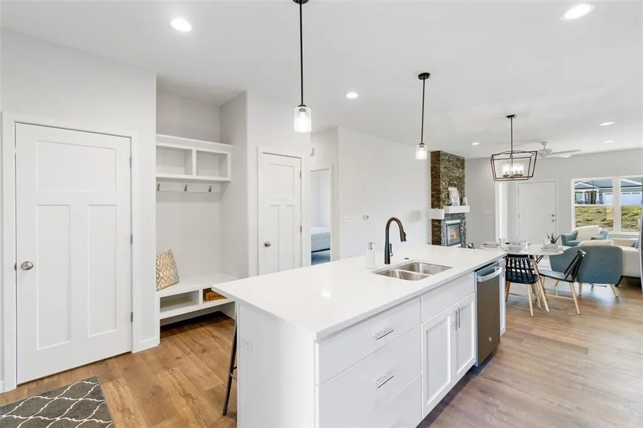 iHoldings IV, LLC - Photo 2 of 44