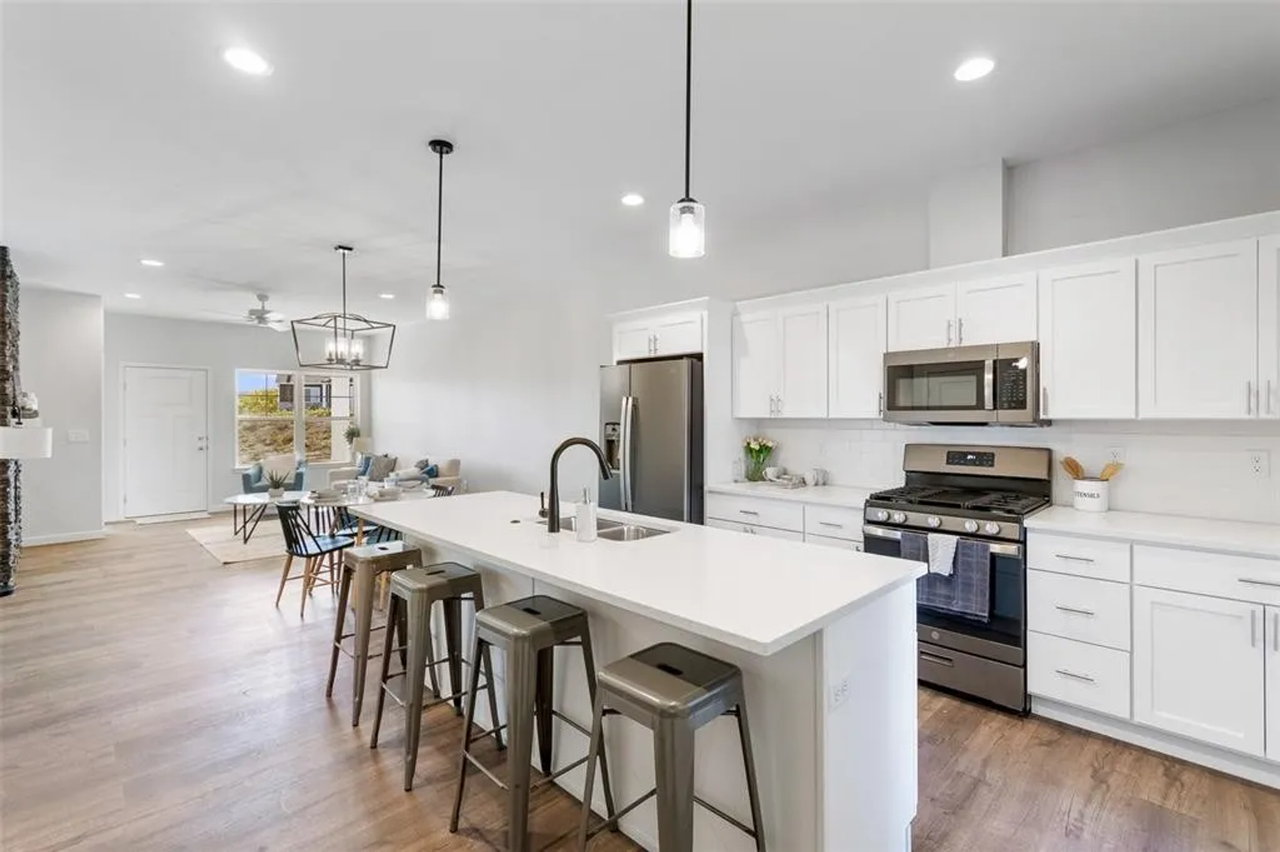 iHoldings IV, LLC - Photo 3 of 44