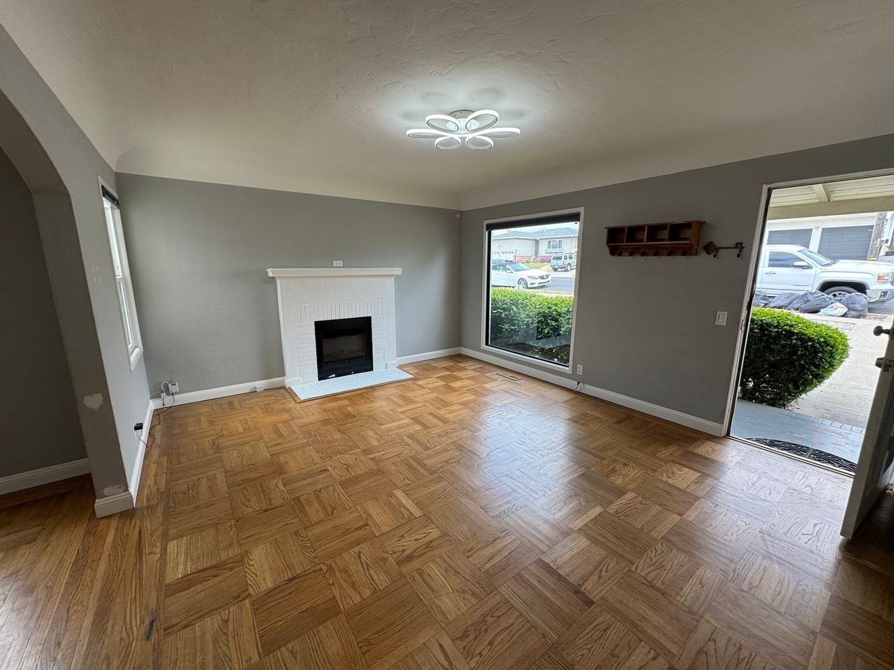 737 Commercial Ave - Photo 3 of 16