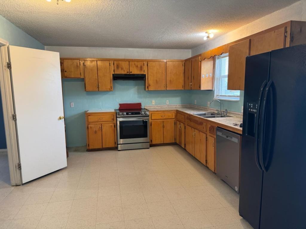 140 Shawn Ln - Photo 2 of 15