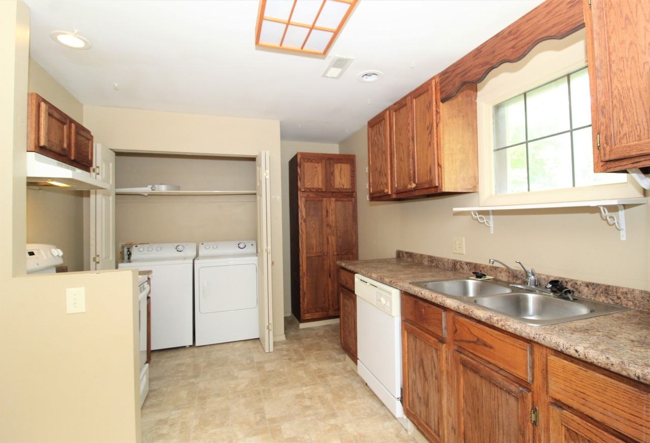 300 S Hill Ave - Photo 2 of 14