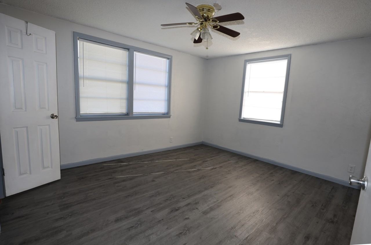 8408 Shaw Rd - Photo 3 of 17