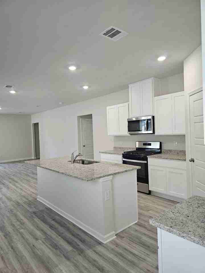 932 Renova Dr - Photo 3 of 25