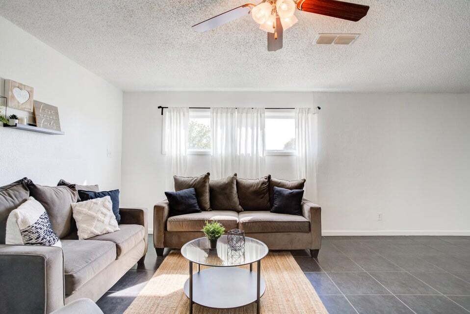2818 58th St - Photo 4 of 28