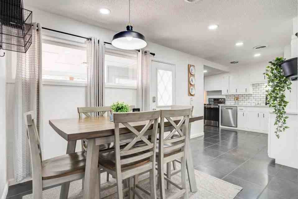 2818 58th St - Photo 7 of 28