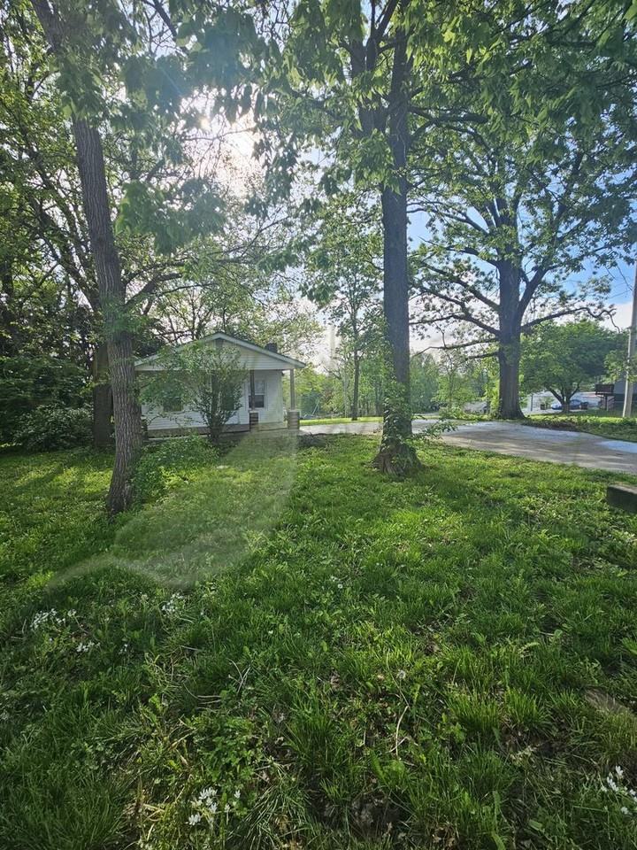 303 N Huttig Ave - Photo 3 of 5