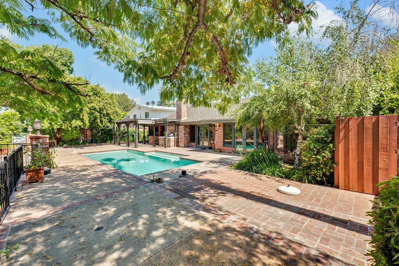 5453 Lockhurst Dr - Photo 2 of 50