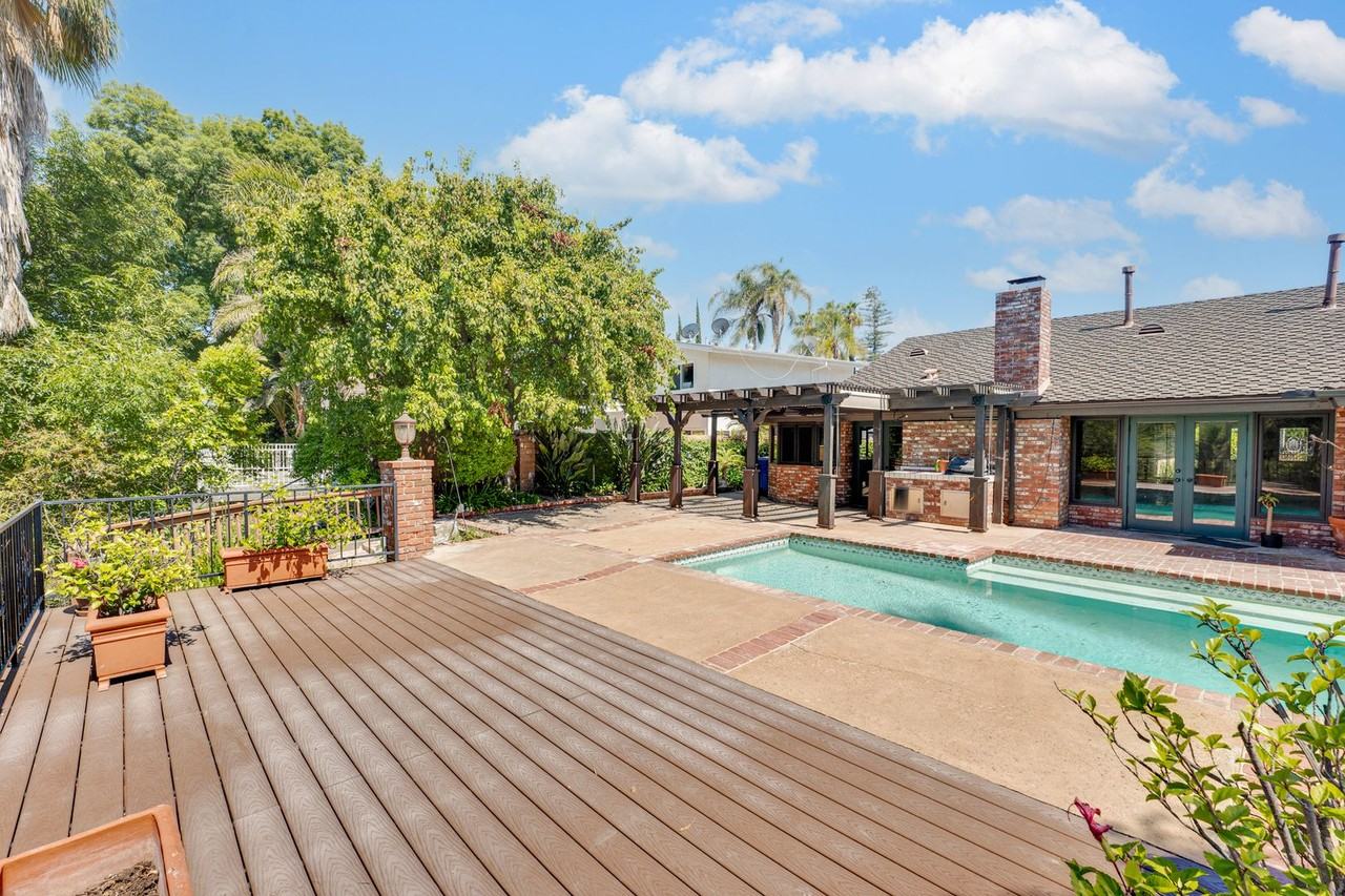 5453 Lockhurst Dr - Photo 3 of 50