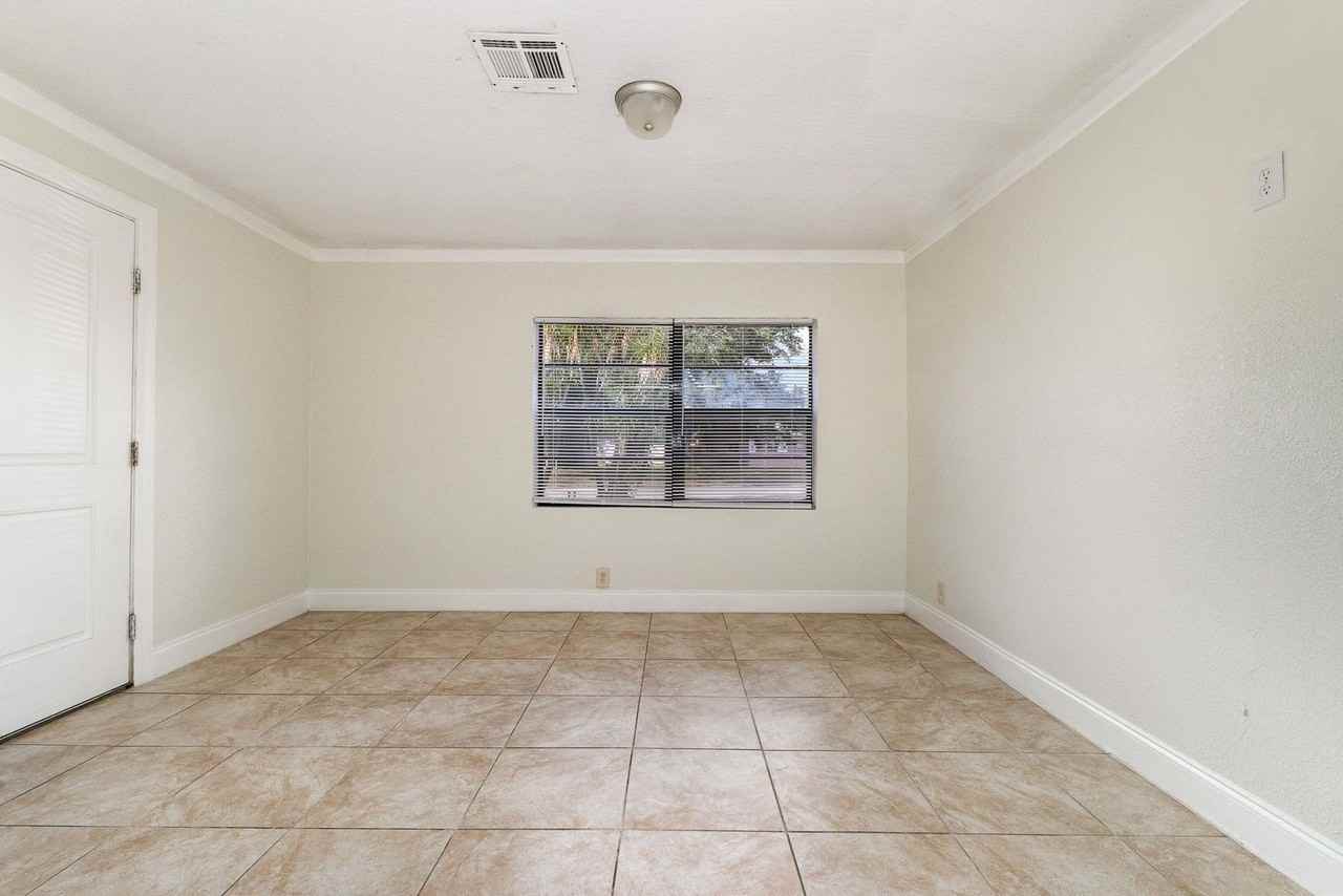 589 Clarke St - Photo 2 of 19