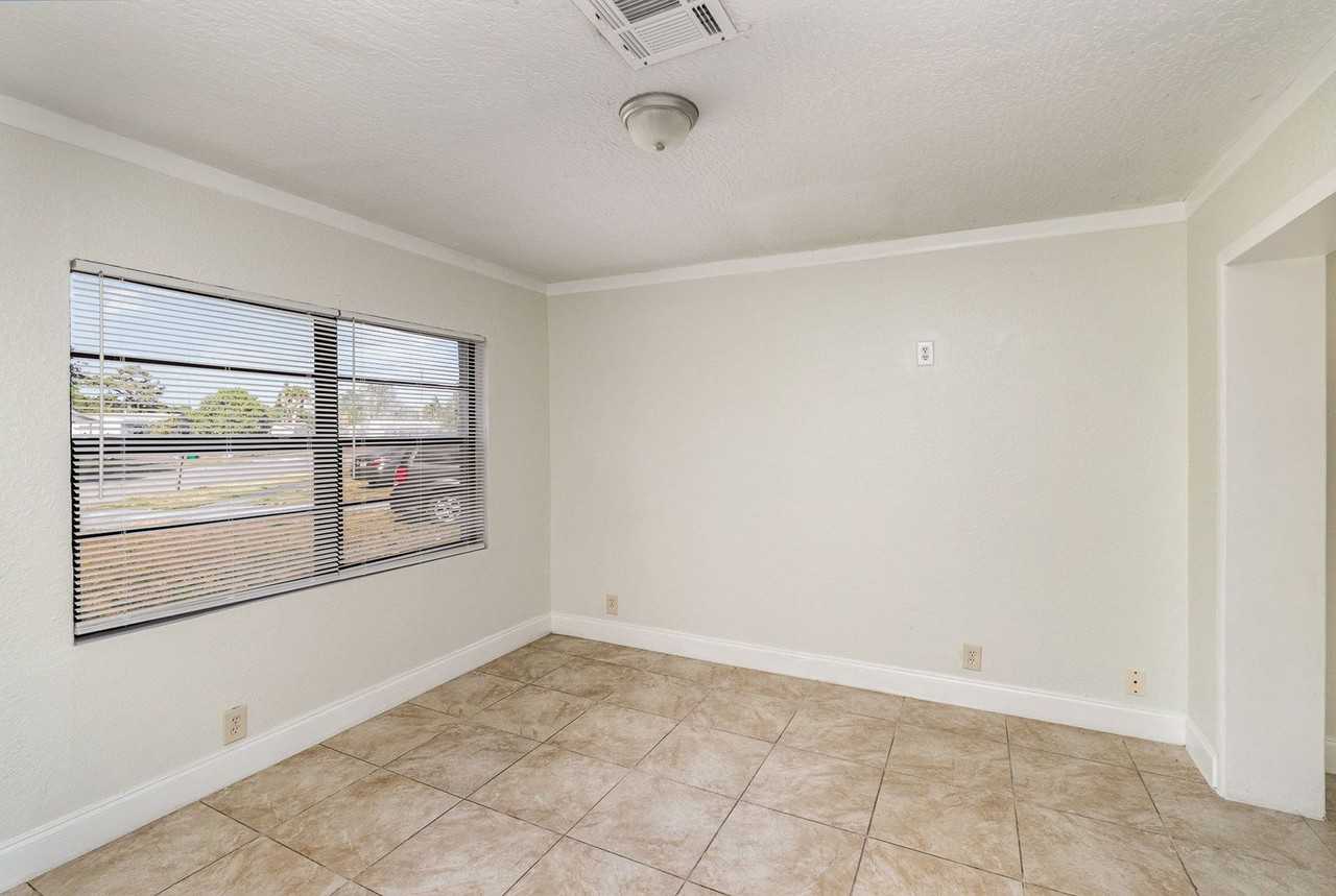589 Clarke St - Photo 3 of 19