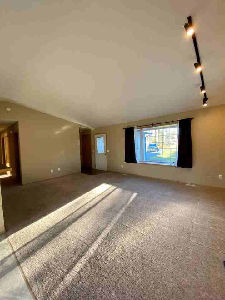 215 Knight Dr - Photo 4 of 13
