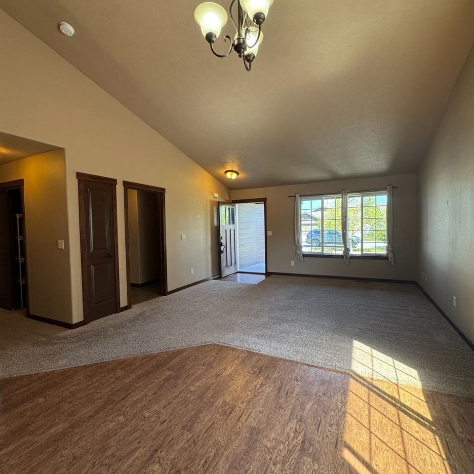 7750 N Goodwater Loop - Photo 3 of 12