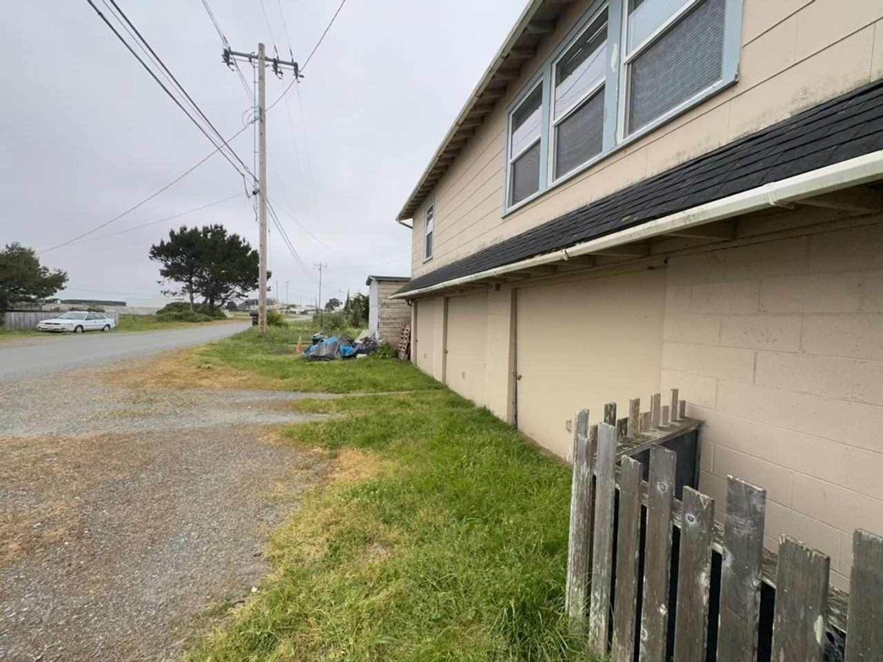 2313 Lindstrom Ave - Photo 2 of 20