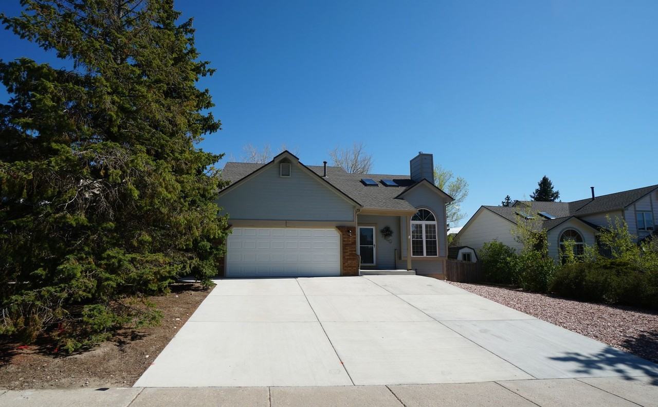 7980 Camfield Cir - Photo 2 of 24