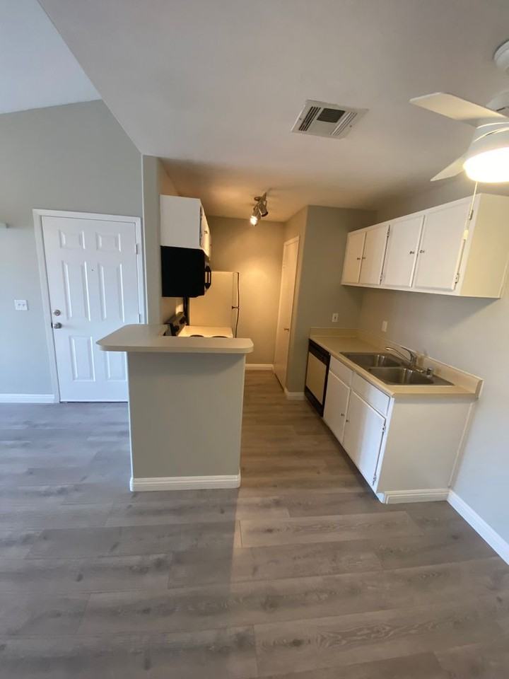 5271 Lindell Rd #202 - Photo 6 of 22