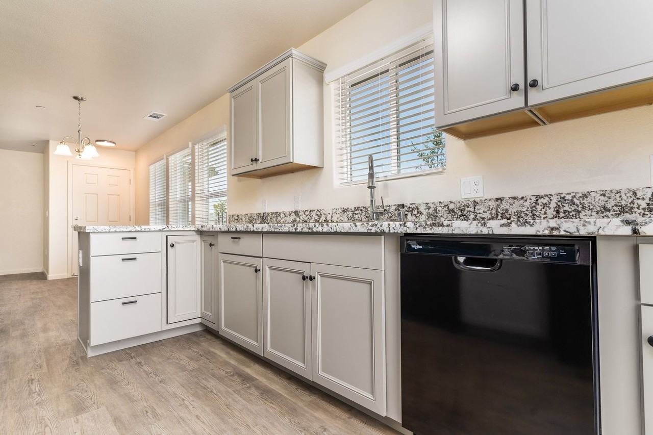 2467 Oakmont Cir - Photo 3 of 20