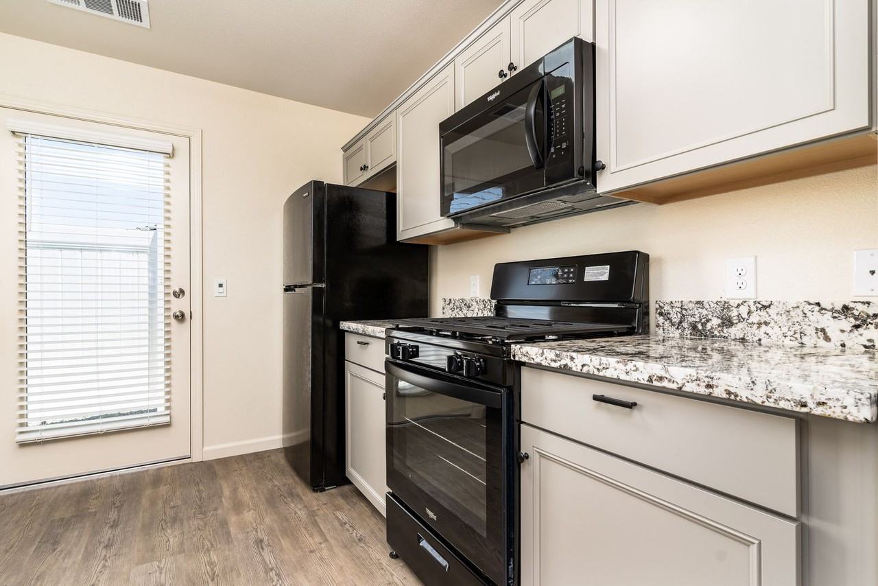 2467 Oakmont Cir - Photo 4 of 20
