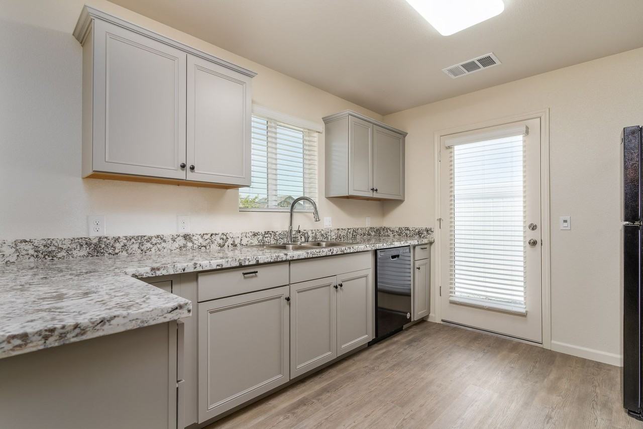 2467 Oakmont Cir - Photo 5 of 20