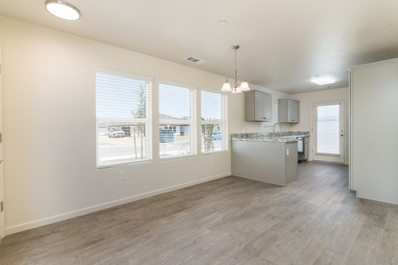 2467 Oakmont Cir - Photo 6 of 20