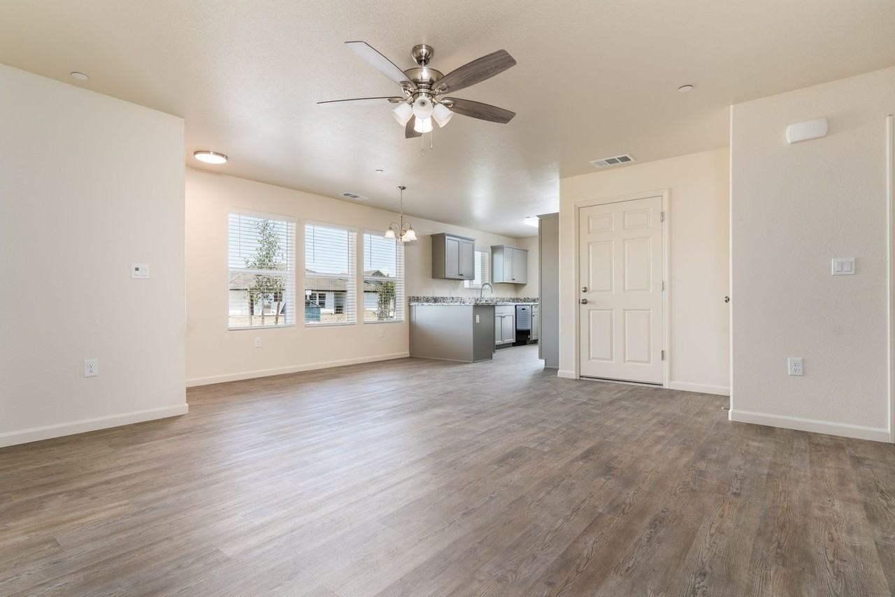 2467 Oakmont Cir - Photo 7 of 20
