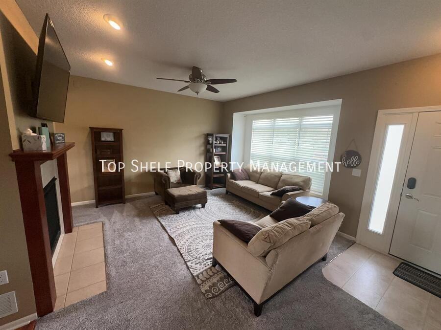 332 Nw Driftwood Dr - Photo 2 of 20