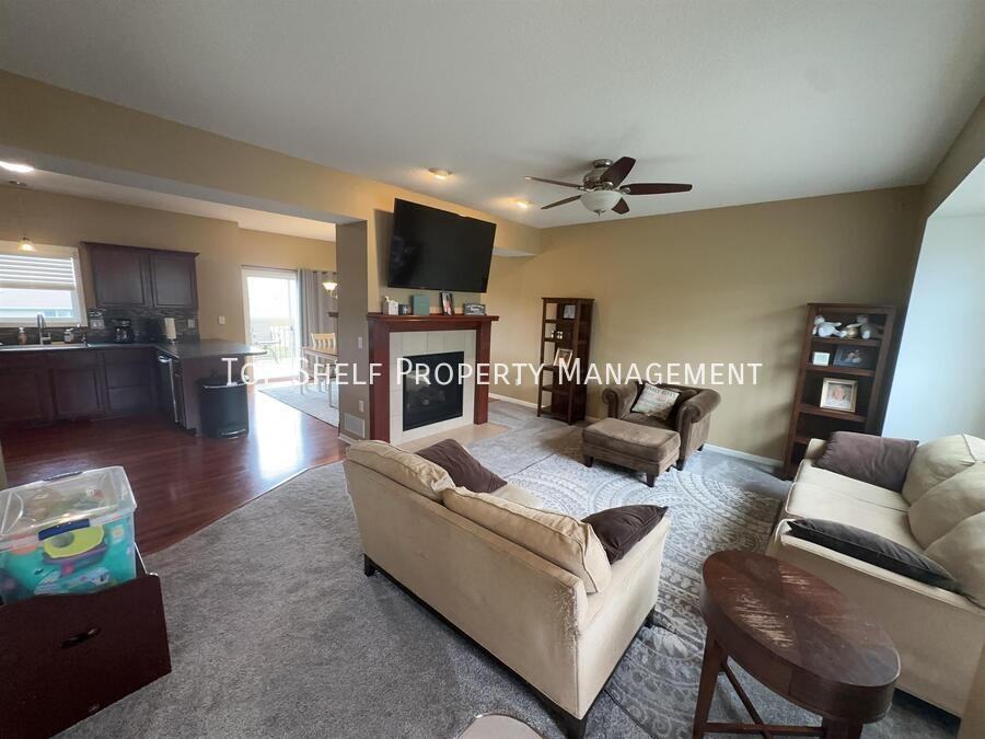 332 Nw Driftwood Dr - Photo 3 of 20