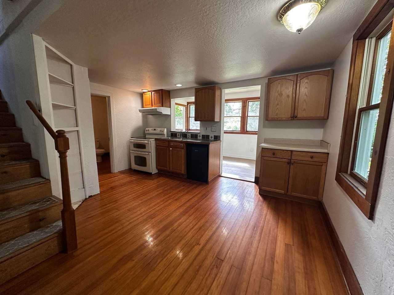 230 Craven St S - Photo 3 of 13