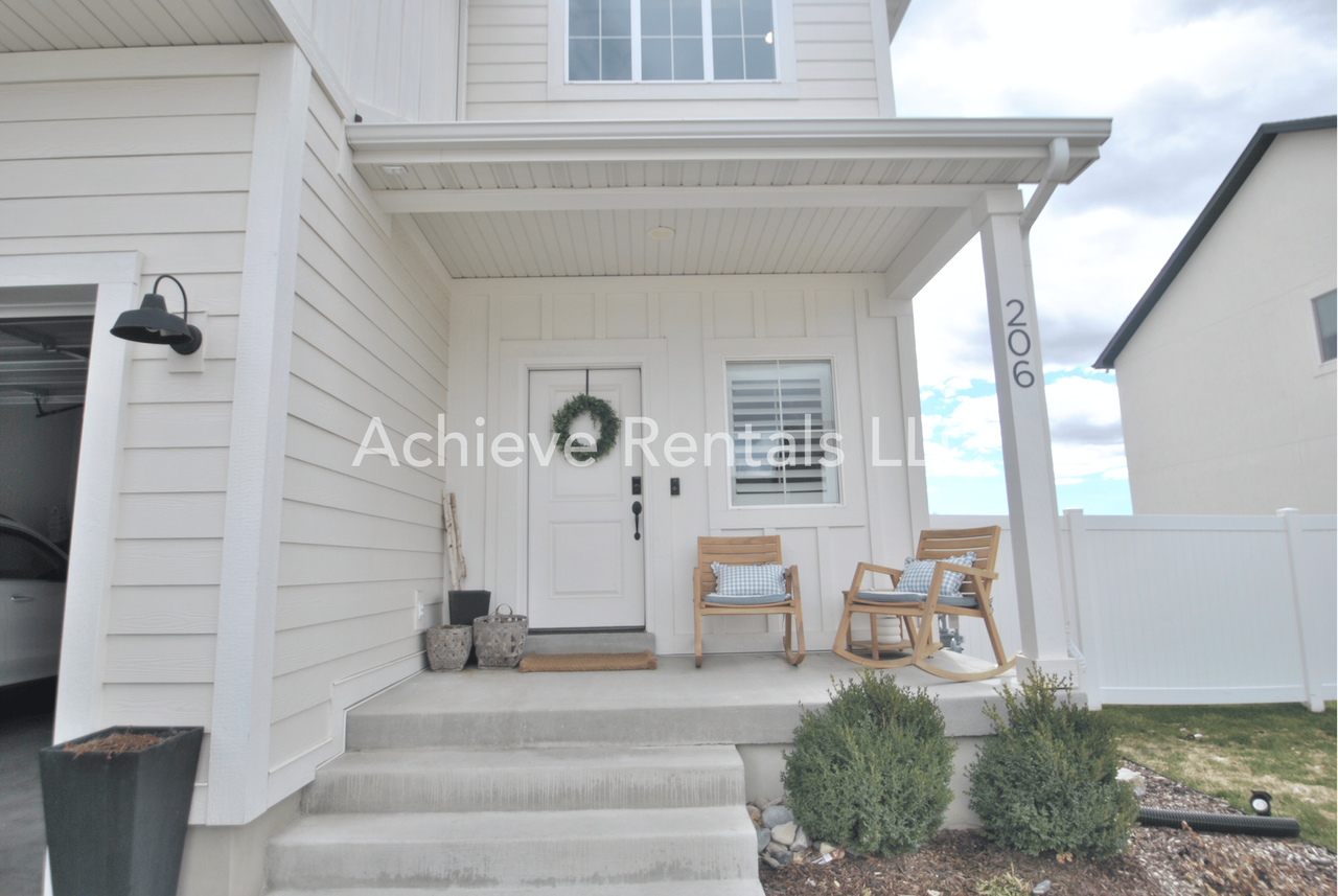 206 E 520 N - Photo 2 of 23