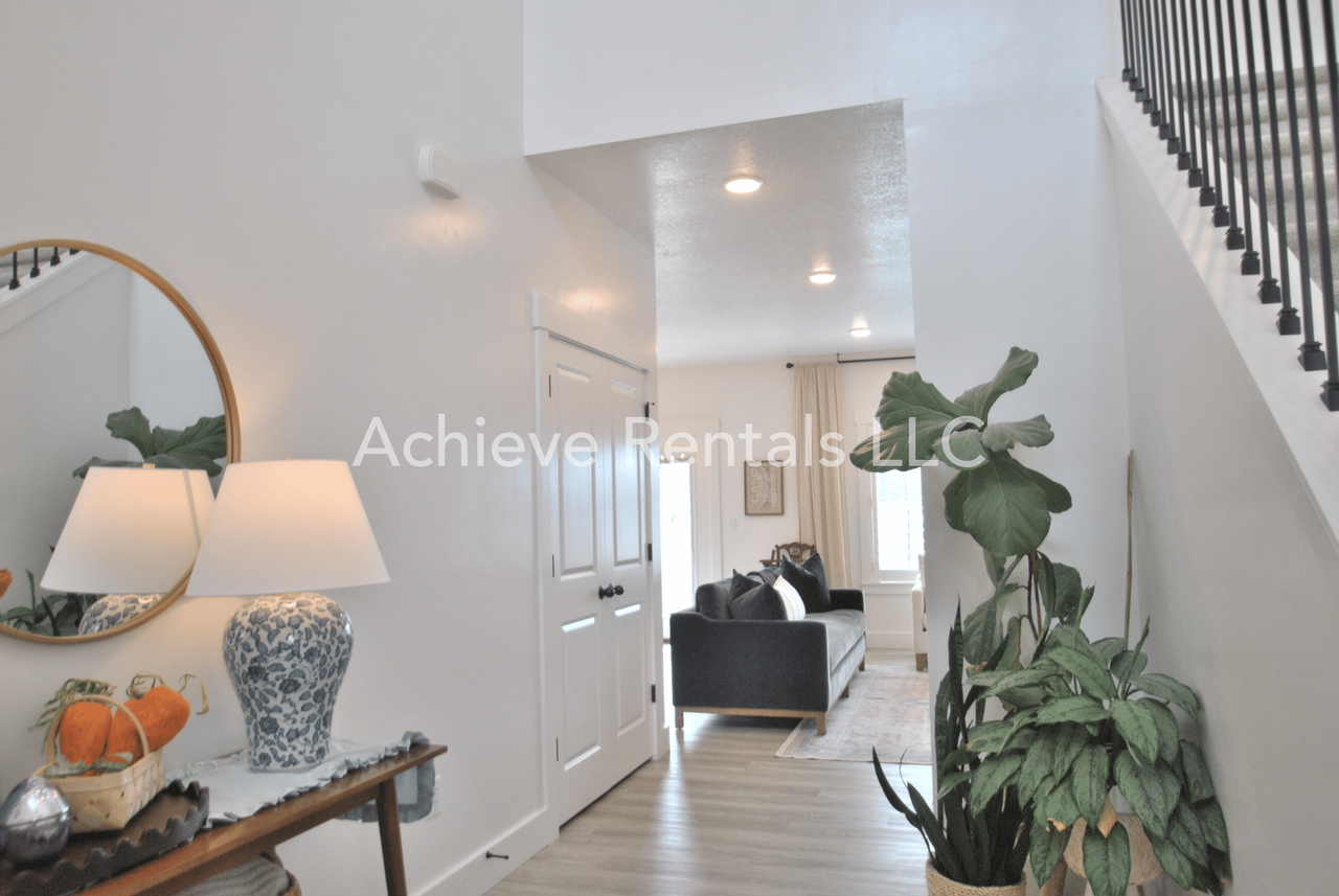 206 E 520 N - Photo 3 of 23