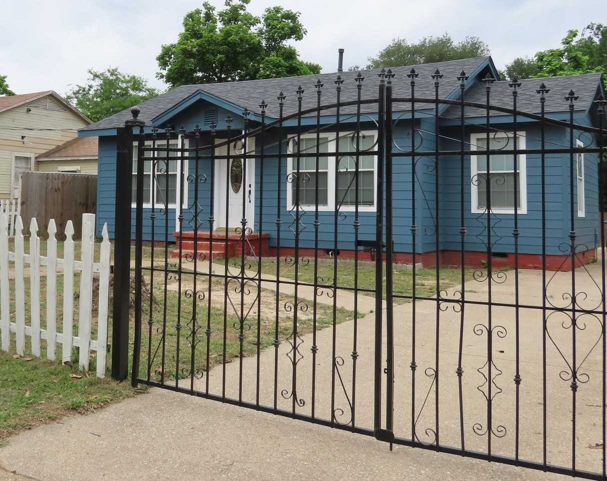 1133 S Academy St - Photo 3 of 27