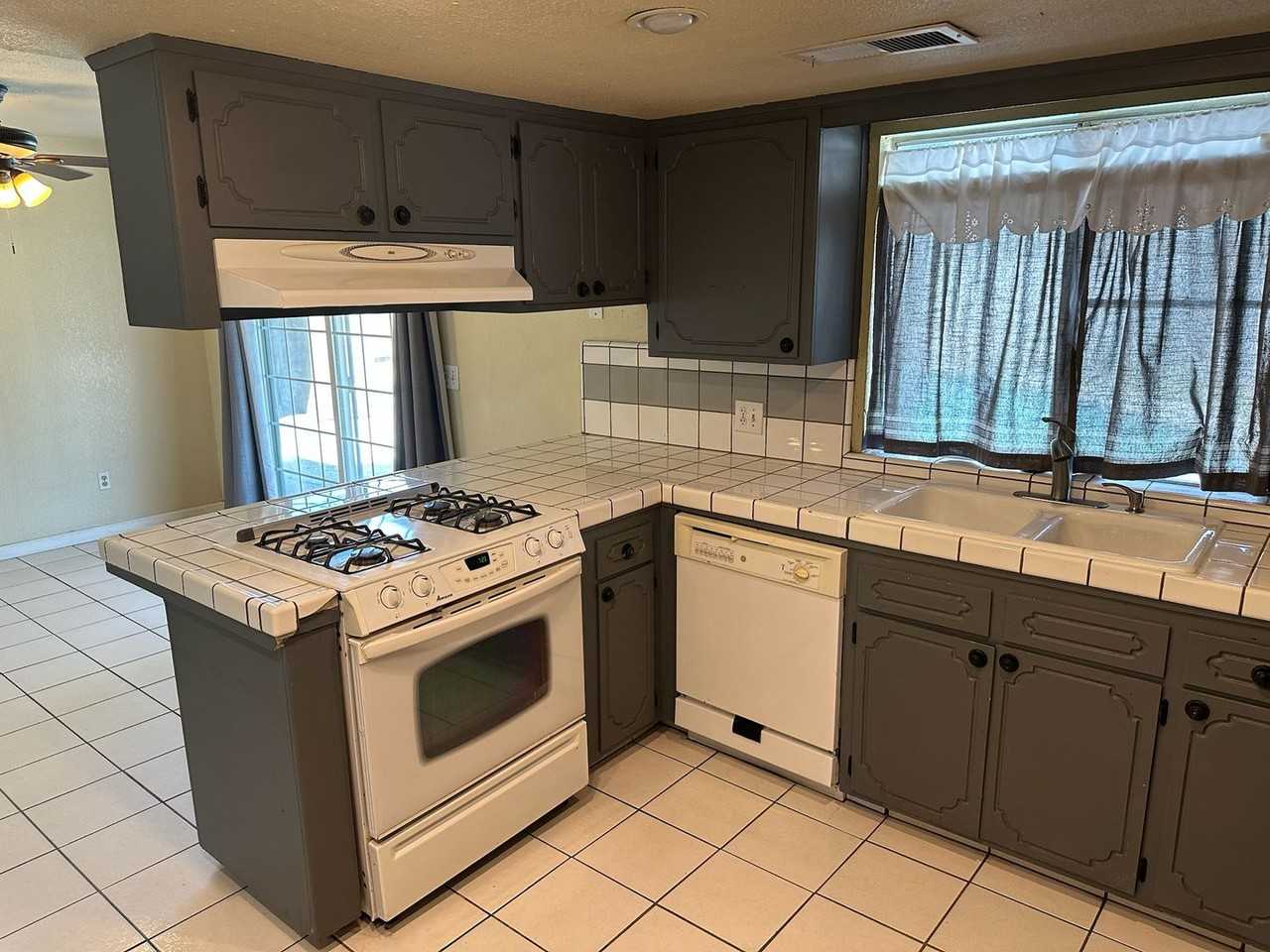 1364 E Carmelo Ave - Photo 5 of 26