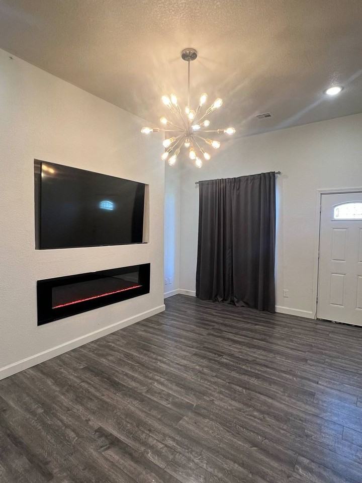 2409 S Willard Ave - Photo 2 of 16